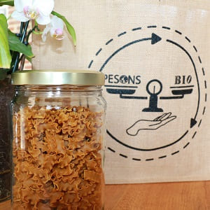 pot de pâtes bio Mafaldines au curcuma de Normandie posé devant sac Pesons Bio