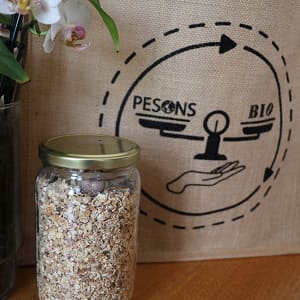 pot de céréales petit-déj posé devant sac Pesons Bio